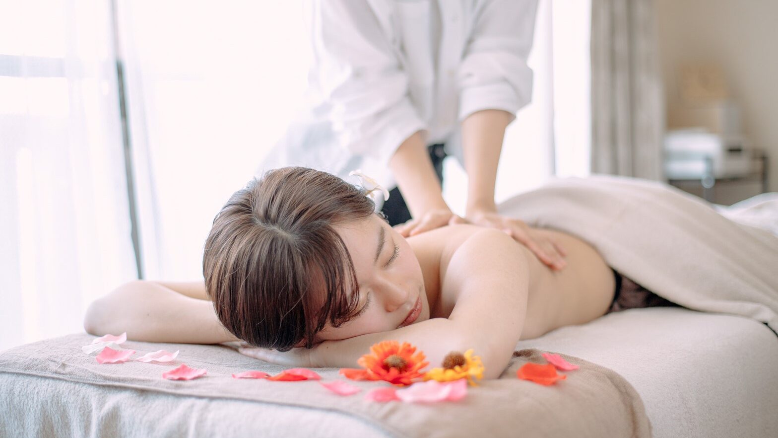 ボディートリートメントマッサージを受ける女性